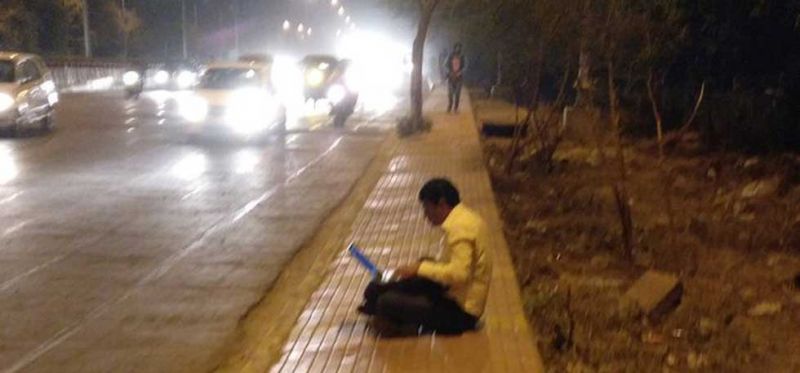 Photos : सोशल मीडिया पर ट्रोल बन रहा है फुटपाथ पर Laptop लिए बैठा ये शख्स
