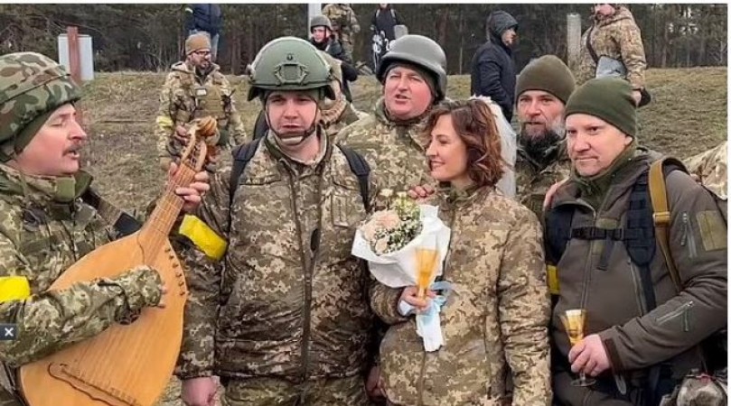 VIDEO: बरसती मिसाइलों के बीच दो यूक्रेनी सैनिकों ने बॉर्डर पर रचाई शादी