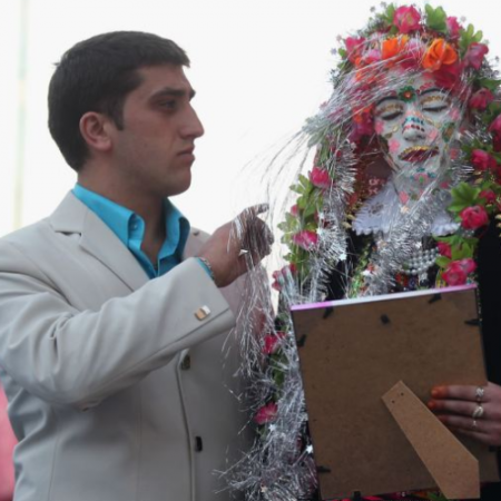 Photos : यहाँ शादी में दुल्हन को सजाया जाता है एक अनोखे Paint कलर से, दूल्हा भी रह जाता है हैरान