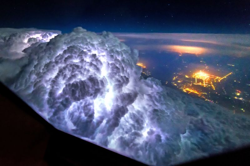 पायलट ने कैमरे में कैद किया तूफान का भयावह नजारा, देखिये तस्वीरें
