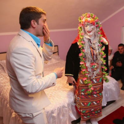 Photos : यहाँ शादी में दुल्हन को सजाया जाता है एक अनोखे Paint कलर से, दूल्हा भी रह जाता है हैरान