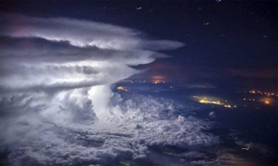 पायलट ने कैमरे में कैद किया तूफान का भयावह नजारा, देखिये तस्वीरें