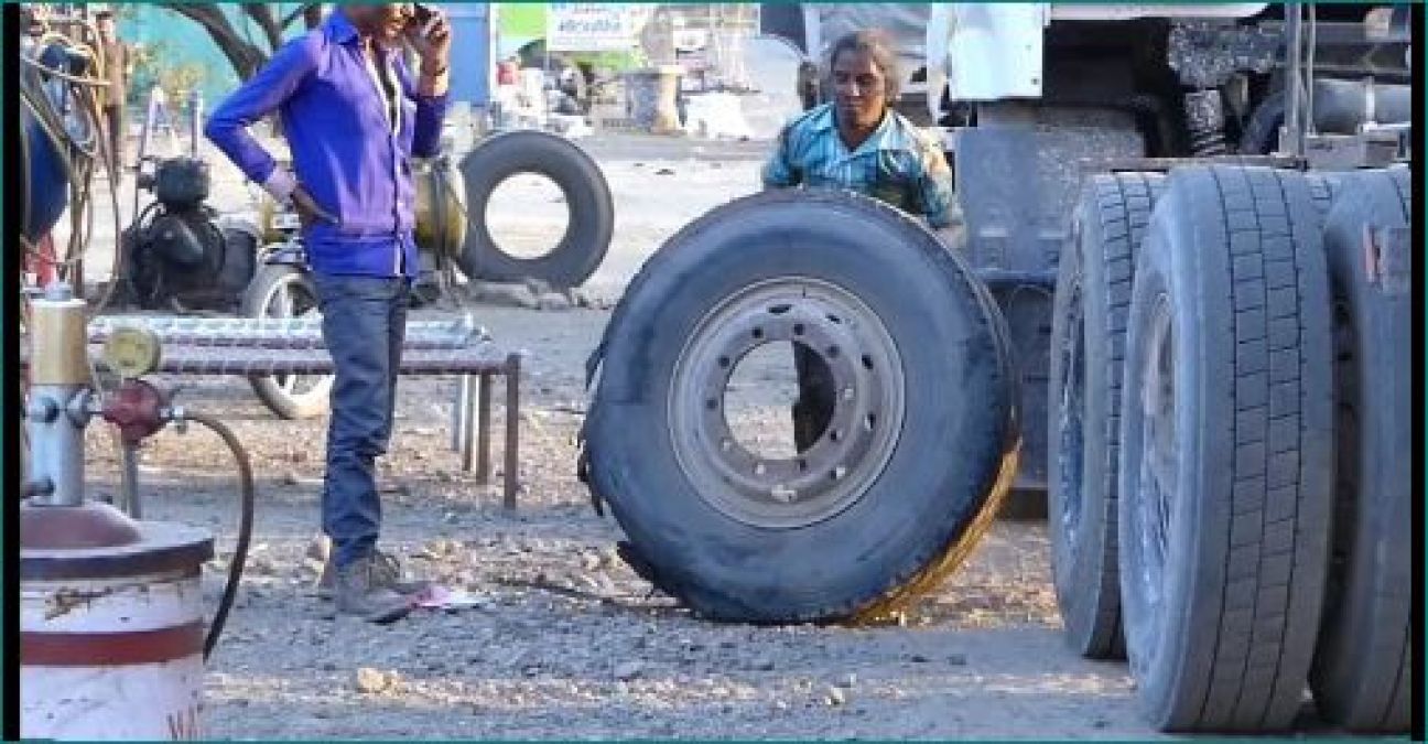 International Women's Day: This 45-year-old woman makes livelihood by fixing puncture