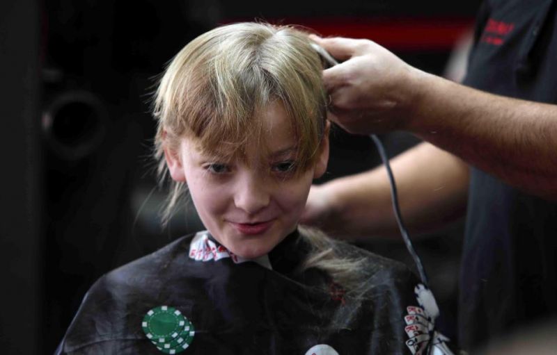 माँ को असली बालों की विग देने के लिए बेटे ने बढ़ाये पांच साल तक अपने बाल