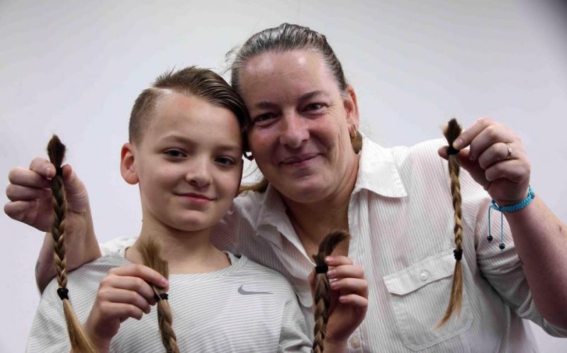 माँ को असली बालों की विग देने के लिए बेटे ने बढ़ाये पांच साल तक अपने बाल
