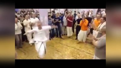 Video : श्रीकृष्ण-राधा की नगरी में विदेशी भक्तों का जबरदस्त डांस