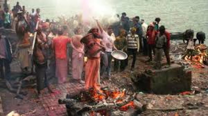 यहां रंगों से नहीं बल्कि चिता की राख से खेली जाती है होली