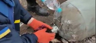 Video: Russia threw a big bomb, Ukrainians defused by pouring water