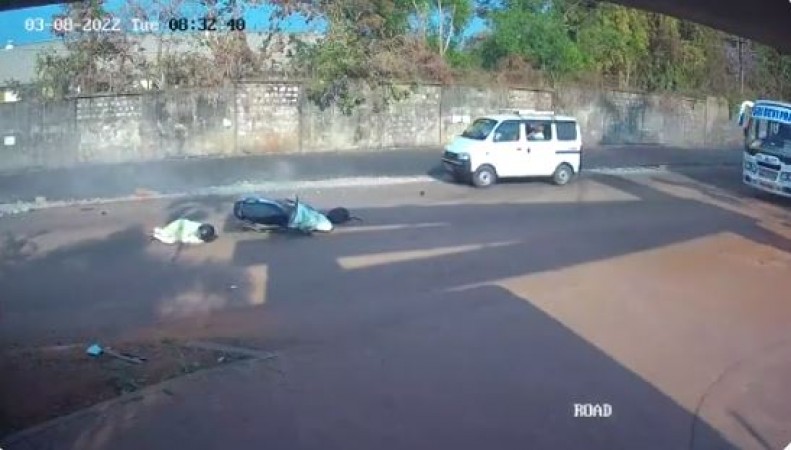 Video: भीषण सड़क हादसे का शिकार हुई स्कूटी सवार महिला, फिर हुआ चमत्कार
