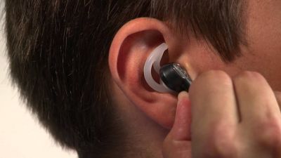 हेडफोन के ज्यादा इस्तेमाल ने बिगाड़ा कान का शेप, नहीं दे रहा है सुनाई