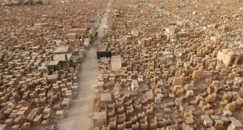 ये है दुनिया का सबसे बड़ा कब्रिस्तान, जहां 1400 सालों से चला आ रहा है दफनाने का काम