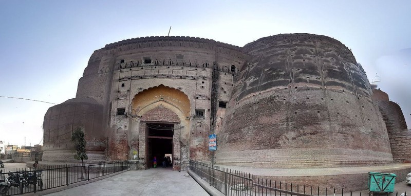 This is the oldest fort in India, built in 14 acres of land