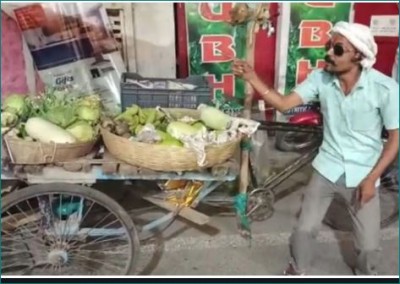 नाचते-गाते सब्जी बेचते हैं ‘पांडेजी’, वीडियो देखकर आपको याद आएँगे ‘चुलबुल पांडे’