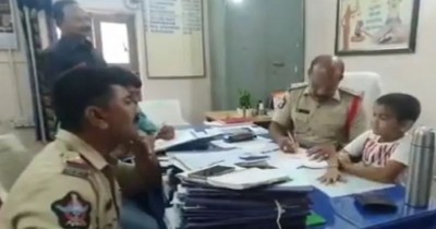 VIDEO: 6-year-old child got upset due to traffic jam, reached the police station to complain