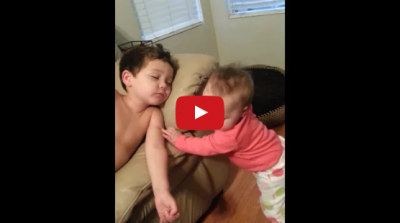 Video : देखिये, कितने प्यार से अपने बड़े भाई को नींद से उठा रही है ये नन्ही बच्ची