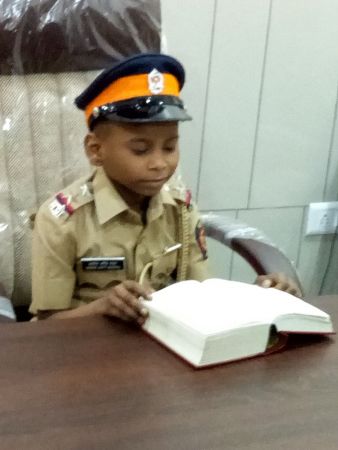 सात साल के बच्चे को बनाया गया पुलिस इंस्पेक्टर
