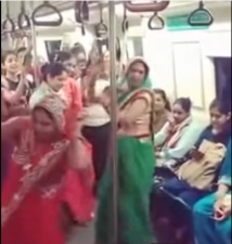मेट्रो में महिलाओं ने किया जमकर डांस, हो रहा है वायरल