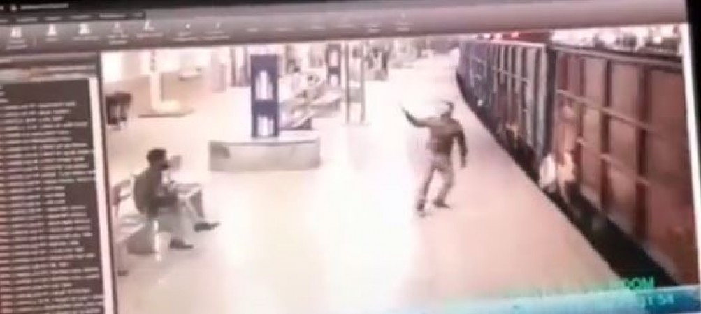 Video: The soldier got dizzy on the railway platform, painful death in a few seconds