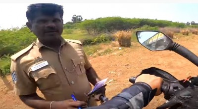 VIDEO: हर तरफ हो रहे हैं इस तमिलनाडु पुलिसवाले के चर्चे, जानिए क्यों?
