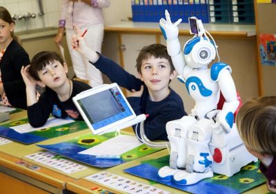 इस स्कूल में बच्चों को भाषा ज्ञान देता है रोबोट