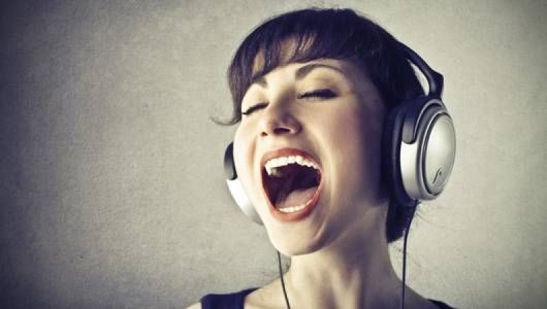 ईयरफोन्स में तेज़ आवाज़ म्यूजिक सुनने होते है ऐसे नुकसान