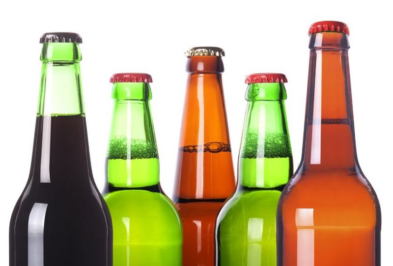 जानिए क्यों होता है बियर की बोतलों का रंग हरा और भूरा