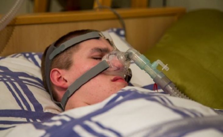 अजीब बीमारी से ग्रसित है 17 साल का लड़का, सोया तो हो जाएगी मौत
