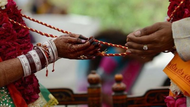 साथ निभाने के वादे के बाद 100 रुपए के बदले तोड़ी शादी