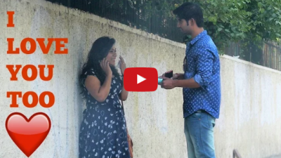 Video : बीच रास्ते लड़कियों से किया प्यार का इजहार