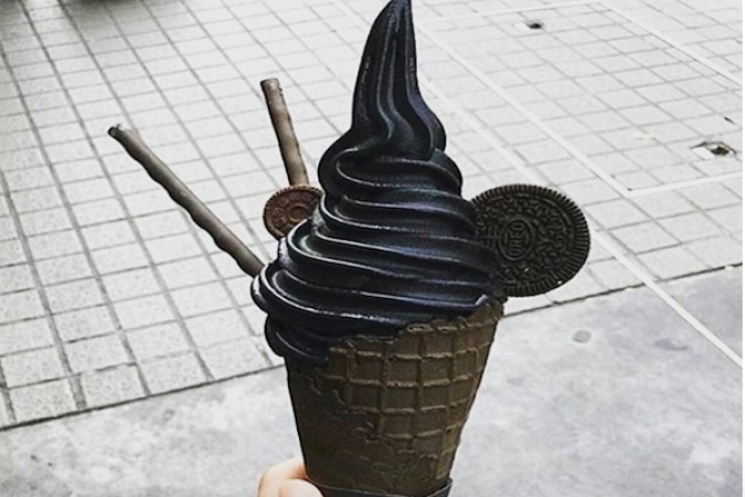इस गर्मी में बढ़ रहा है ब्लैक आइसक्रीम का ट्रेंड
