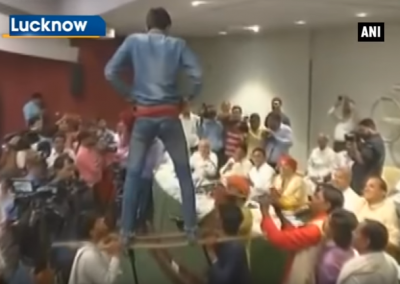 Video : आजकल अखिलेश की सभा में हो रहा है नागिन डांस