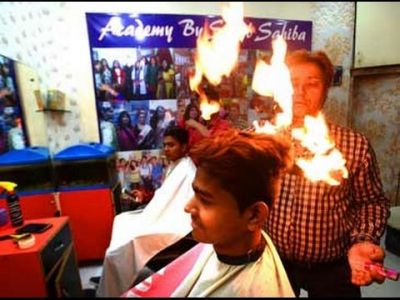 Video : दिल्ली के यूथ में बढ़ रहा Fire Haircut का ट्रेंड