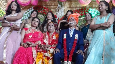 शादी के 42 साल बाद बेटियों संग पत्नी का गौना करवाने पहुंचा दूल्हा