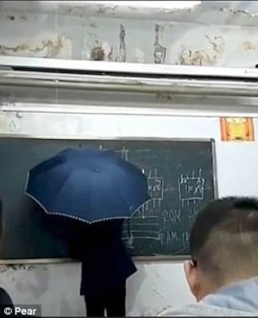 टपकती छत के नीचे छाता लेकर पढ़ाता है ये टीचर