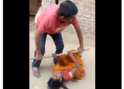 VIDEO: 10 रुपए के लिए हैवान बना पति, बेरहमी से की पत्नी की पिटाई