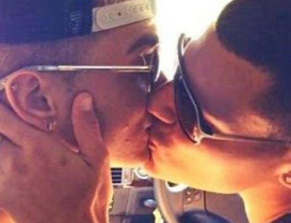 लड़के को किस करते हुए जस्टिन बीबर की तस्वीर आयी सामने, कहा जा रहा हैं उन्हें गे