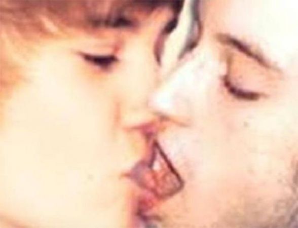लड़के को किस करते हुए जस्टिन बीबर की तस्वीर आयी सामने, कहा जा रहा हैं उन्हें गे