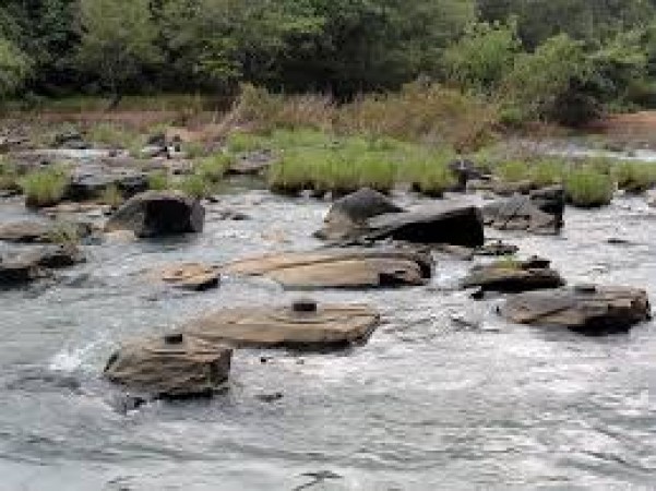 Thousands of Shivling are seen in this river of India