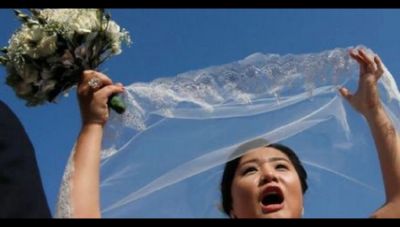 शादी के दौरान दुल्हन के गुलदस्ता ऊपर फेंकते ही गिरने लगी छत
