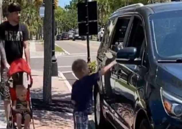 Child teaches a lesson to car driver for throwing bottle on road
