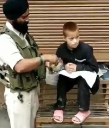 सिख पुलिस वाले ने रमज़ान में भूखे बच्चे को खिलाया खाना, वीडियो हो रहा वायरल