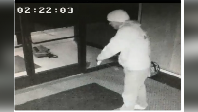 Video : जब सीसीटीवी कैमरे को देखकर नाचने लगा चोर