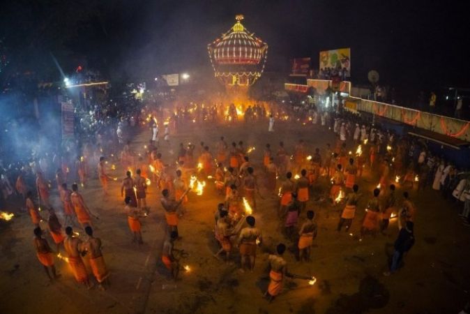 इस मंदिर की अजीब परंपरा, लोगों पर फेंके जाते हैं आग के गोले