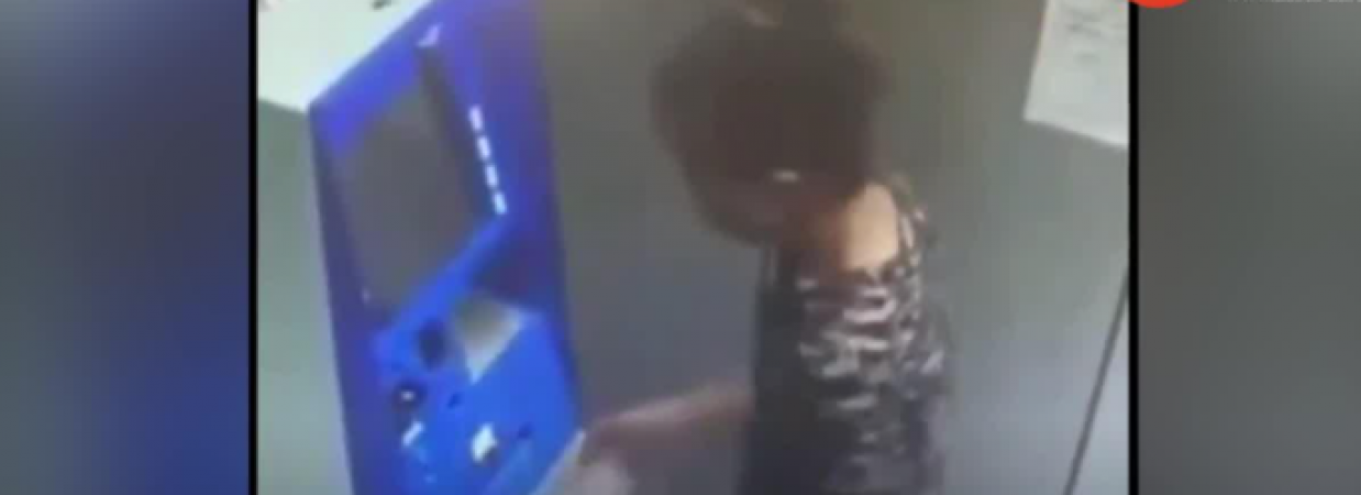 VIDEO: Girl did something while withdrawing money from ATM that left people stunned