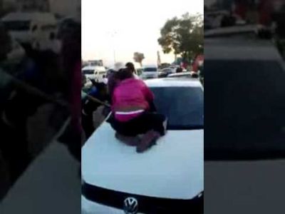 Video : पति को दूसरी महिला से बचाने के लिए पत्नी चढ़ गयी कार के बोनट पर, देखिये फिर क्या हुआ