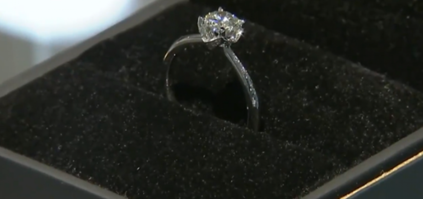 10 साल तक पैसे एकत्र कर लड़के ने दी प्रेमिका को हीरे की अंगूठी लेकिन लड़की ने सुना दी खरी-खोटी