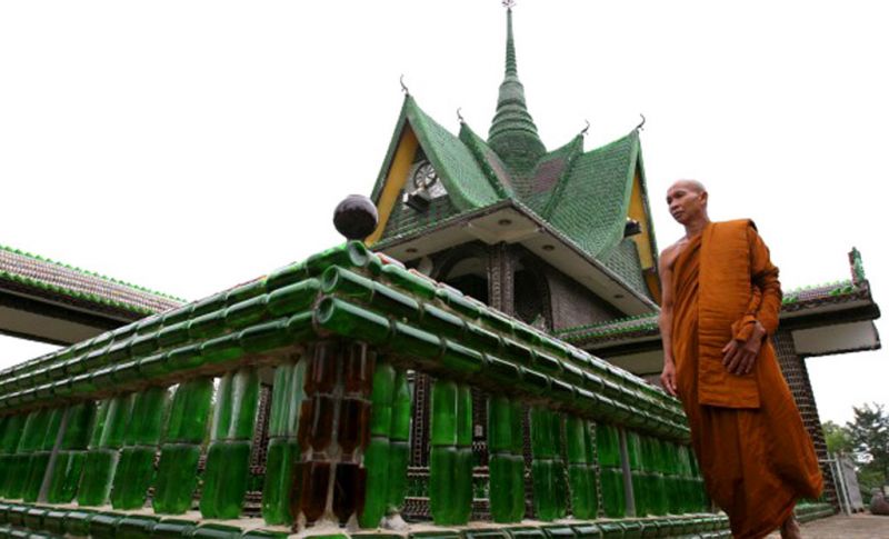 शराब की बोतलों से बना है ये मंदिर, शराबियों की पसंदीदा जगह हैं