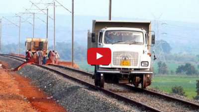 Video : कभी देखा है रेलवे पटरी पर दौड़ता डम्पर