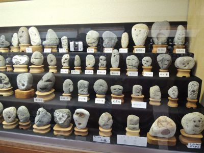 जापान में है एक अनोखा म्यूजियम जिसमे आपको मिलेंगे इंसानी शक्ल वाले पत्थर