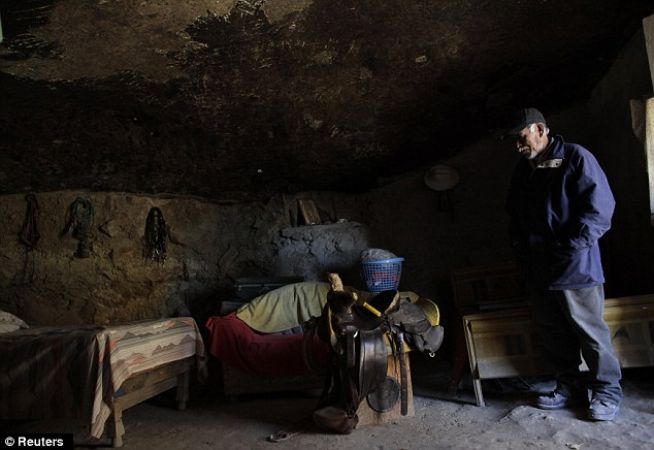30 सालों से बिना पानी और बिना बिजली से चट्टान के नीचे रह रहा है ये परिवार